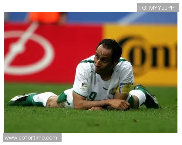 贾巴尔与足球明星同框合影展现体育巨星间的友谊与激情